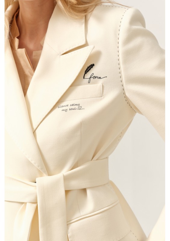 Elegancki płaszcz FERIA w odcieniu złamanej bieli FER090